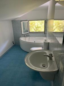 een badkamer met een wastafel en een bad bij Villa Green garden in Carlentini