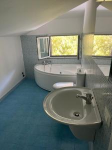 A bathroom at Villa Green garden