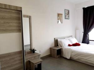 una camera con letto bianco e specchio di KA701-One Bedroom Apartment- Wifi -Netflix -Parking - Pool, 1002 a Cyberjaya