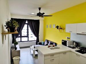 une cuisine avec des murs jaunes et un comptoir blanc dans l'établissement KA701-One Bedroom Apartment- Wifi -Netflix -Parking - Pool, 1002, à Cyberjaya
