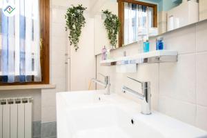 a bathroom with two sinks and a mirror at La Casina Del 5 by TuscanyWeGo in Villa Bertolli