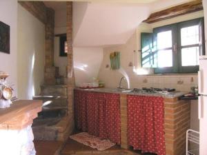 Nhà bếp/bếp nhỏ tại casa ottocentesca nel borgo