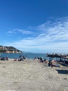 ラパッロにあるLa casa di Ariの海辺の浜辺に座る人々