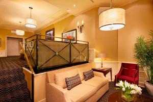 Ruang duduk di The Algonquin Hotel Times Square, Autograph Collection