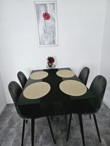 una mesa de comedor negra con sillas negras en Weinstadt Monteurwohnnung Ferienwohnung, en Weinstadt