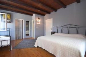 ein Schlafzimmer mit einem großen Bett und einem Fenster in der Unterkunft Villa Nikolina in Molat + 54 Fotos