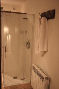 y baño con ducha y puerta de cristal. en L'Urdet, en Sant Llorenç de Morunys
