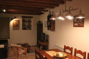 une salle à manger avec une table et une télévision dans l'établissement L'Urdet, à Sant Llorenc de Morunys