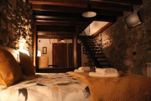- une chambre avec un lit et des serviettes dans l'établissement L'Urdet, à Sant Llorenc de Morunys