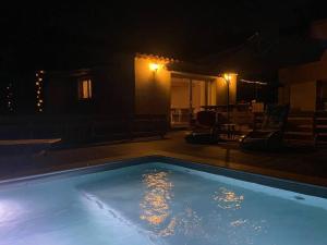 Piscina de la sau aproape de Studio indépendant vue Ventoux avec piscine