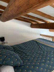 Un pat sau paturi într-o cameră la Studio indépendant vue Ventoux avec piscine