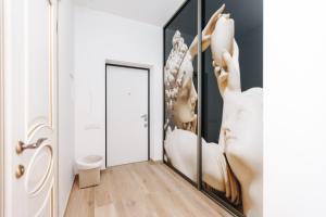 a bathroom with a mirror and a toilet at Main Street Sky House Apartments in Chişinău