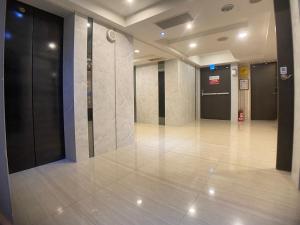 un pasillo de un edificio con el suelo enfermo y el ascensor en Taichung saint hotel en Taichung