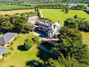 Château de Surville tesisinin kuş bakışı görünümü