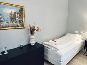 Кровать или кровати в номере Castle Inn Apartments - Downtown Keflavík