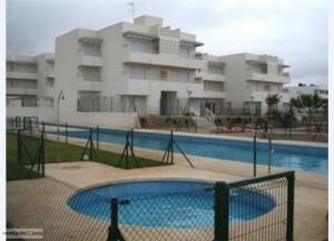 Bazén v ubytovaní Cabo de Gata Oasis Retamar II alebo v jeho blízkosti