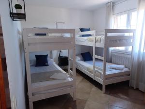 A bed or beds in a room at Piscina de sal Barbacoa Wifi, Parking Gratis, 3 min PGA Casa El Roble