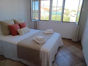 A bed or beds in a room at Piscina de sal Barbacoa Wifi, Parking Gratis, 3 min PGA Casa El Roble