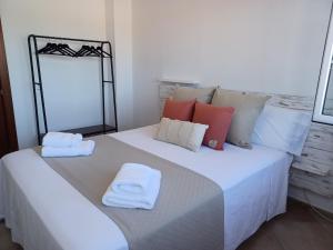 A bed or beds in a room at Piscina de sal Barbacoa Wifi, Parking Gratis, 3 min PGA Casa El Roble