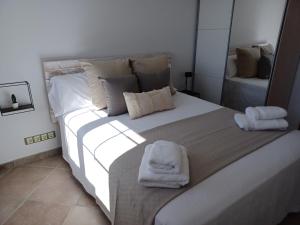 A bed or beds in a room at Piscina de sal Barbacoa Wifi, Parking Gratis, 3 min PGA Casa El Roble