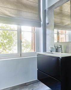 uma casa de banho com um lavatório e uma janela em Villa Sanyan - Adults Only em Rodes