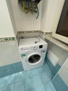 una lavatrice e asciugatrice in un piccolo bagno di Smeraldo a Maiori