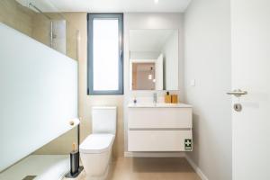 une salle de bains avec toilettes et lavabo dans l'établissement Apartment with ocean view and parking, à Funchal