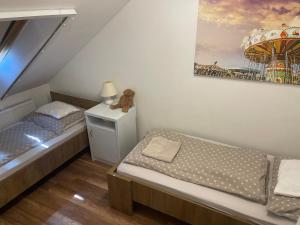 - une petite chambre avec un lit et une montagne dans l'établissement Bella Wellness Apartman, à Hajdúszoboszló