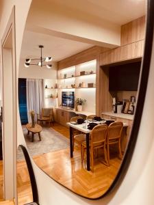 雅典的住宿－2 BedRoom Apt - Live Like a Local in Kolonaki，厨房以及带桌椅的用餐室。