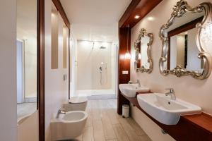 a bathroom with two sinks and a shower at Biały Dom Henlex Hotel Restauracja in Poznań +101 photos