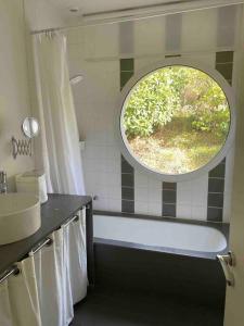 Fotografia z galérie ubytovania Villa K Maison archi avec piscine 15 mn PUY du FOU v destinácii Cholet