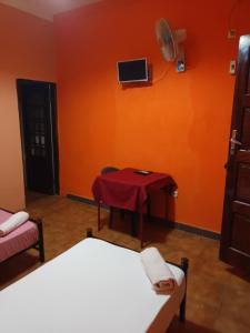 TV a/nebo společenská místnost v ubytování HOTEL BADINCA Alojamento Low Cost in Bissau avenida FRANCISCO MENDES