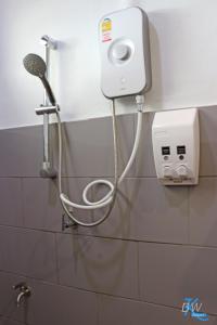 e bagno con doccia e asciugacapelli. di Baan Khue Wieng Resort a Mae Sariang