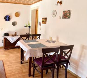 a dining room with a table and chairs at Ferienwohnung Peters in Trebel