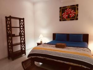 ein Schlafzimmer mit einem blauen Bett und einer Leiter in der Unterkunft Di Abian Villas in Amed