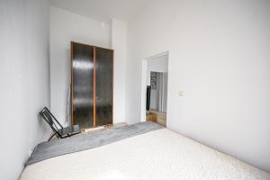 A bed or beds in a room at Kleine, ruhig gelegene Ferienwohnung in Plauen