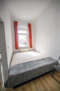 เตียงในห้องที่ Kleine, ruhig gelegene Ferienwohnung in Plauen