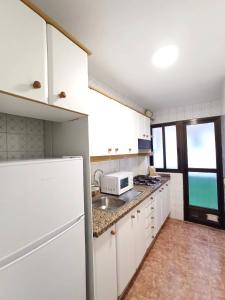 ベニドルムにあるApartamento Playa Benidormのキッチン(白い冷蔵庫、シンク付)