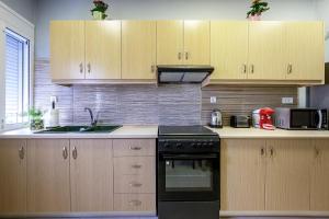 Köök või kööginurk majutusasutuses Harbor Harmony Hideout 1min to Beach