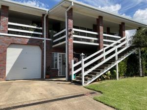 ein Gebäude mit einer Garagentür und einer Treppe in der Unterkunft Wynyardway in Tumut