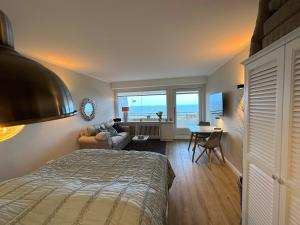 a bedroom with a bed and a view of the ocean at KNYD'S am MEER in Wenningstedt
