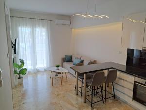 cocina y sala de estar con mesa y sofá en Luxury Suite Patras (1), en Patra