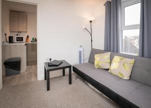 sala de estar con sofá y mesa en Self containted 1 Bed modern apartment- Meters from Beach, en Great Yarmouth