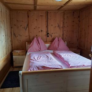 En eller flere senge i et værelse på Haus Bacher