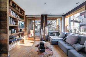 a living room with a couch and a fireplace at Le Chalet in Saint-Martin-de-Belleville