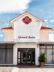 Ein Gebäude mit einem Schild, das das große Shuttle liest. in der Unterkunft Grand Swiss Hotel in George Town