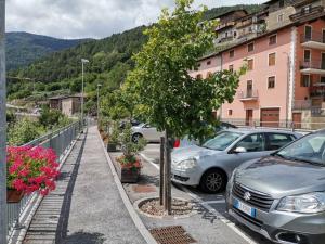 een groep auto's geparkeerd op een parkeerplaats bij Verde di Valda in Valda