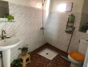 bagno con lavandino e servizi igienici di Asala Guest House a Taghazout