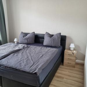 uma cama com duas almofadas num quarto em Lehn dich zurück em Mühlhausen
