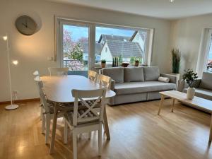 a living room with a table and a couch at Ferienwohnungen Verma in Schwanau